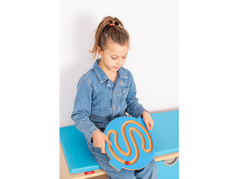 Holzplatte mit einer Bahn und einer Kugel