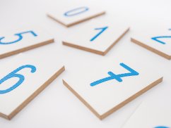 Platten mit Zahlen für grafomotorische Übungen